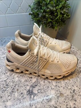 On Running Cloudswift Sneakers in white womens size 9.5